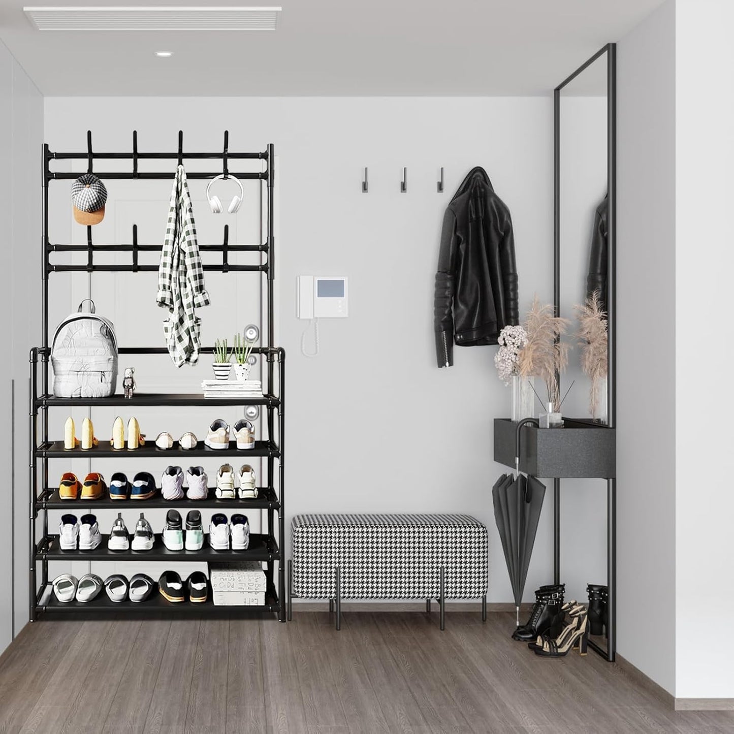 alt="Meuble d'entrée fonctionnel avec étagère à chaussures, patères pour manteaux et étagère supérieure pour chapeaux"