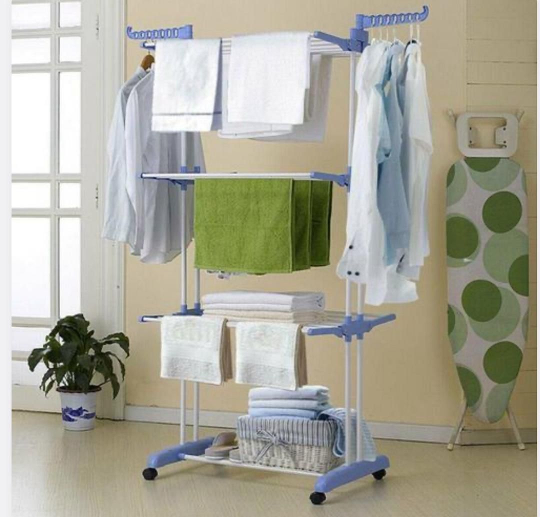 alt="Étendoir à linge blanc à 4 étagères avec ailes latérales et barre supérieure, idéal pour intérieur"